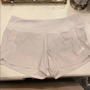 Lulu lemon white speed up short 4”